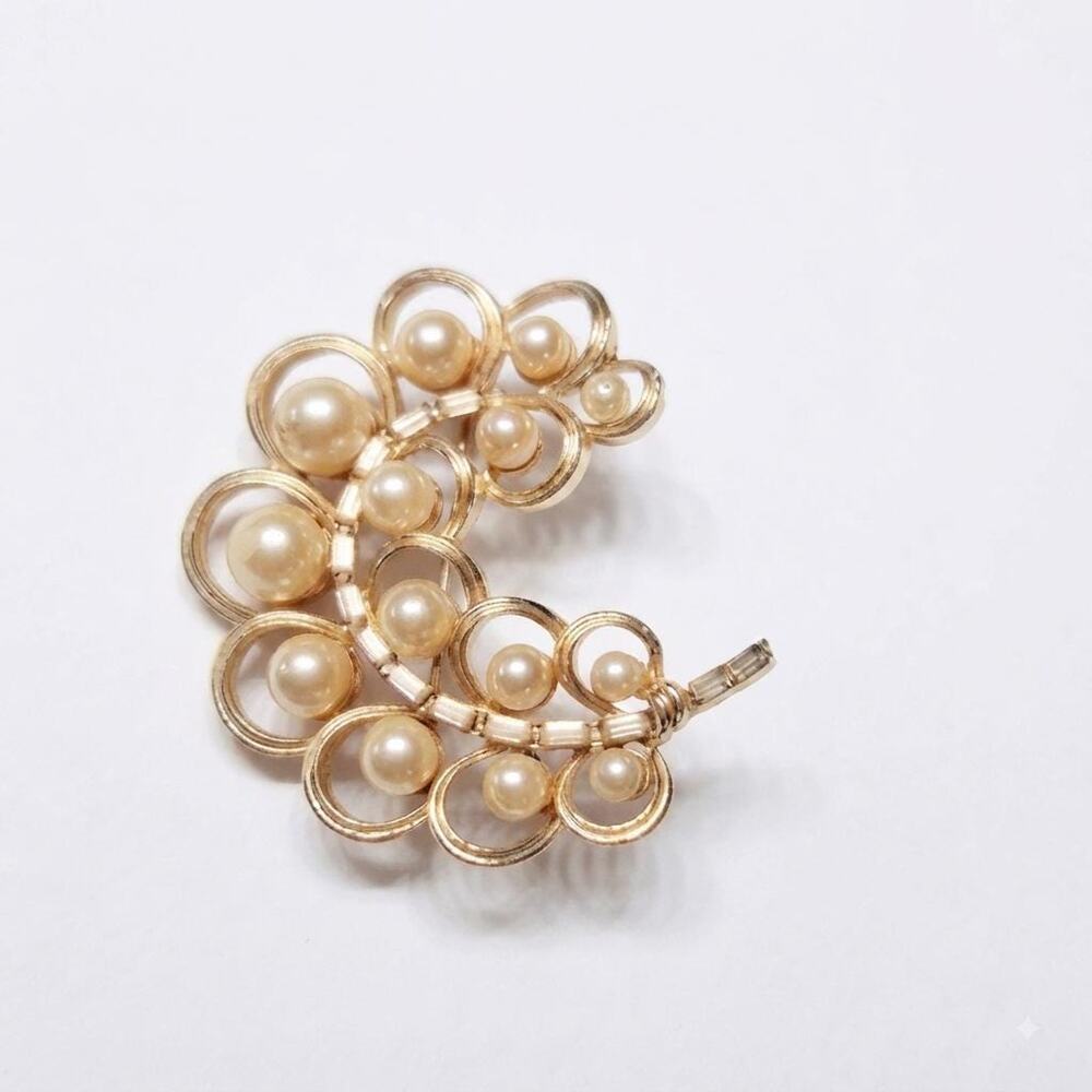 Vintage 1950s Lisner Faux Pearl Wreath Brooch, Signed Classic Bridal Wedding Pin